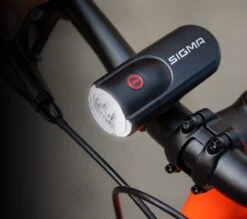 Sigma Sport AURA 30 Fietsverlichting Set - Led Koplamp 30 Lux - CURVE Achterlicht - Inclusief Batterijen 35 Sigma Sport AURA 30 Fietsverlichting Set - Led Koplamp 30 Lux - CURVE Achterlicht - Inclusief Batterijen -Fietsuitrustings Winkel 1200x1062 4