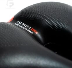 Voltano Fietszadel Met Gelpads - Zwart/Rood - Uitsparing - Zadelvering - Unisex - Incl. Gratis Zadelstrop 25 Voltano Fietszadel Met Gelpads - Zwart/Rood - Uitsparing - Zadelvering - Unisex - Incl. Gratis Zadelstrop -Fietsuitrustings Winkel 1200x1136 6