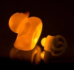 Merkloos Piepende Eend Met Led Licht Voor Op De Fiets -Fietsuitrustings Winkel 1200x1140 4