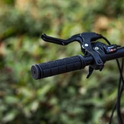 Merkloos ESTARK® - Fietshandvatten - Handvatten - Universeel - Fiets – Mountainbike – Professioneel - Grips - Extra Grip – Fietshandvaten -Handvaten - Handig Te Monteren - Anti-slip – Fietsen – Stuur – Bikegrips – Stevig - Rubber Zwart - (R-zwa) -Fietsuitrustings Winkel 1200x1200 1179