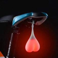 LOUZIR Opvallend Waterproof Fiets Led Achterlicht In De Vorm Van Een Slingerende Balzak(met Rode, Lichtgevende Ballen!)