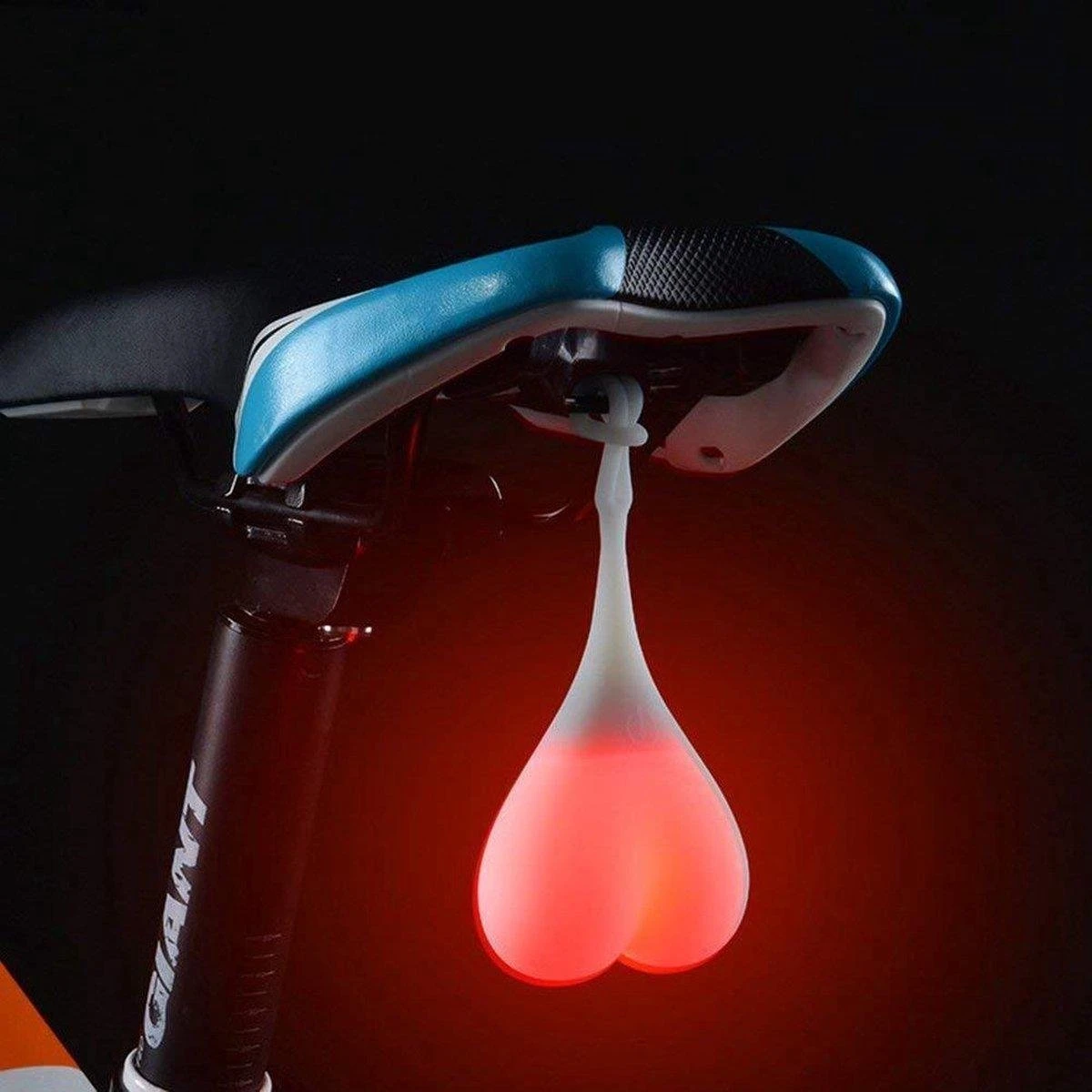 LOUZIR Opvallend Waterproof Fiets Led Achterlicht In De Vorm Van Een Slingerende Balzak(met Rode, Lichtgevende Ballen!) 1 LOUZIR Opvallend Waterproof Fiets Led Achterlicht In De Vorm Van Een Slingerende Balzak(met Rode, Lichtgevende Ballen!)