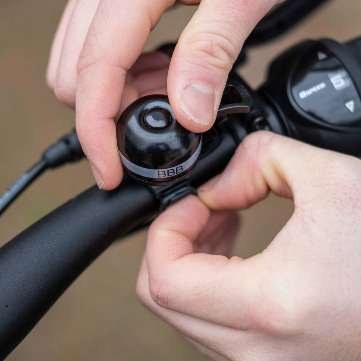 BBB-14 EasyFit Deluxe Fietsbel - Messing - Alle Stuur Diameters - Grijs 2 BBB-14 EasyFit Deluxe Fietsbel - Messing - Alle Stuur Diameters - Grijs - Afbeelding 2