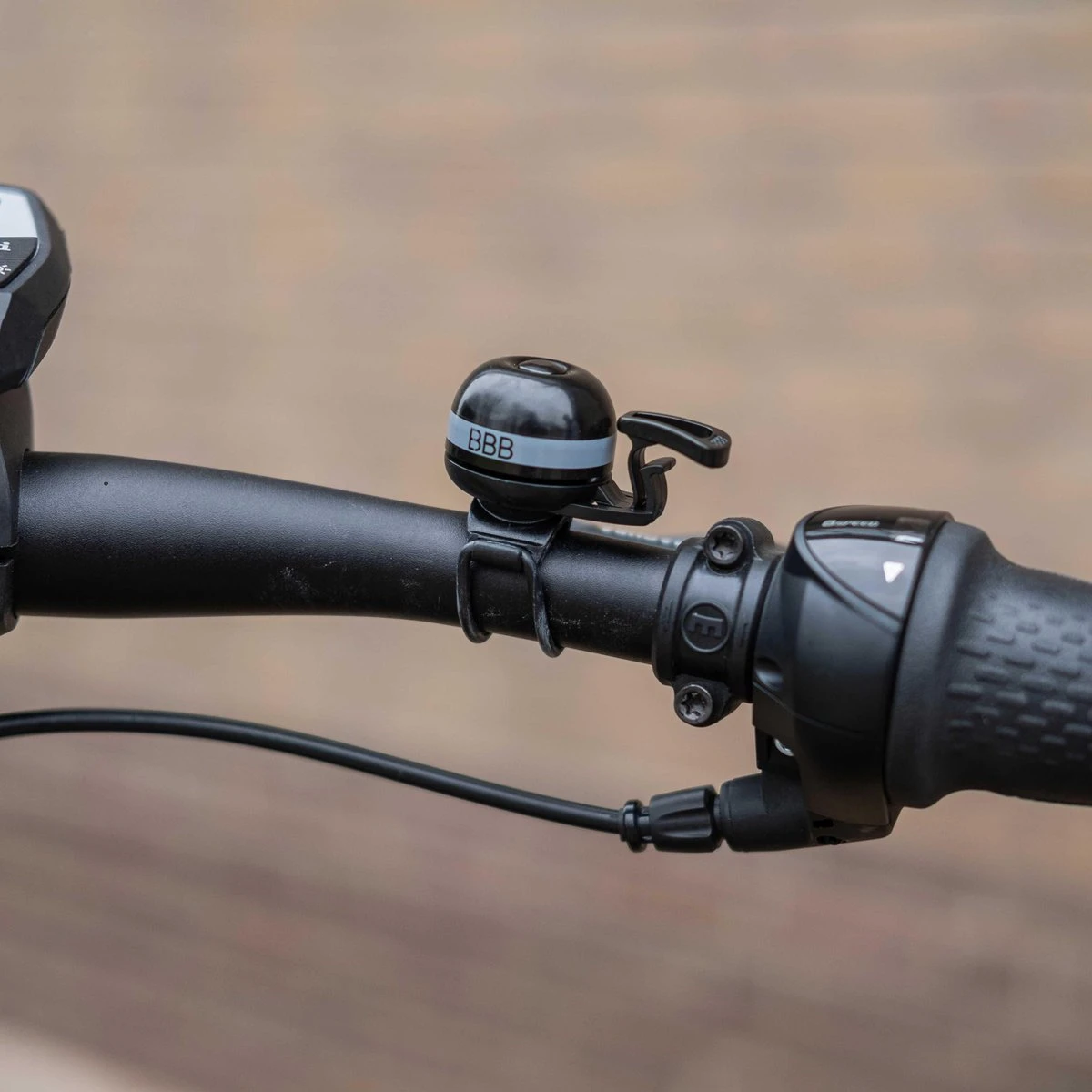 BBB-14 EasyFit Deluxe Fietsbel - Messing - Alle Stuur Diameters - Grijs 4 BBB-14 EasyFit Deluxe Fietsbel - Messing - Alle Stuur Diameters - Grijs - Afbeelding 4