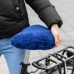 Sunny Bum Zadelhoes, Fietszadel Dames En Heren, Waterdicht En Comfortabel, Incl. Fietsslot En Veiligheidskabel, Dubbelzijdig Zadel Met Schapenvacht -Fietsuitrustings Winkel 1200x1200 965