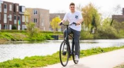 Amigo E-Vibe D1 - Elektrische Stadsfiets Voor Heren - Met 7 Versnellingen - Matgrijs -Fietsuitrustings Winkel 1200x654