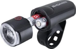 Sigma Sport AURA 30 Fietsverlichting Set - Led Koplamp 30 Lux - CURVE Achterlicht - Inclusief Batterijen 21 Sigma Sport AURA 30 Fietsverlichting Set - Led Koplamp 30 Lux - CURVE Achterlicht - Inclusief Batterijen -Fietsuitrustings Winkel 1200x786 1