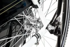 Amigo Eclypse Transportfiets 28 Inch - Omafiets Met Voordrager - Wit/Zwart -Fietsuitrustings Winkel 1200x798 3