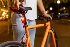 Sigma Sport AURA 30 Fietsverlichting Set - Led Koplamp 30 Lux - CURVE Achterlicht - Inclusief Batterijen 22 Sigma Sport AURA 30 Fietsverlichting Set - Led Koplamp 30 Lux - CURVE Achterlicht - Inclusief Batterijen -Fietsuitrustings Winkel 1200x800 144