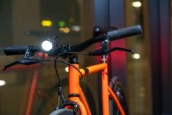 Sigma Sport AURA 30 Fietsverlichting Set - Led Koplamp 30 Lux - CURVE Achterlicht - Inclusief Batterijen 23 Sigma Sport AURA 30 Fietsverlichting Set - Led Koplamp 30 Lux - CURVE Achterlicht - Inclusief Batterijen -Fietsuitrustings Winkel 1200x800 145