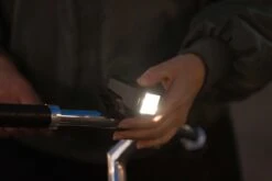 AXA Niteline T4R LED Fietslampjes Voor En Achter - Fietsverlichting USB Oplaadbaar -Fietsuitrustings Winkel 1200x800 152