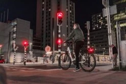 AXA Juno Battery - Fiets Achterlicht - LED Fietsverlichting Op Batterij - Auto Off Systeem - 80 Mm - Rood -Fietsuitrustings Winkel 1200x800 154