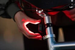 AXA Niteline 11 LED Fietsverlichting - Fietslampjes Voor En Achter - Batterij -Fietsuitrustings Winkel 1200x800 157