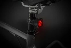 AXA Niteline 11 LED Fietsverlichting - Fietslampjes Voor En Achter - Batterij -Fietsuitrustings Winkel 1200x800 158