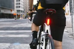 Kryptonite Avenue F-150 / R-75 Verlichtingset LED Accu - Zwart 14 Kryptonite Avenue F-150 / R-75 Verlichtingset LED Accu - Zwart -Fietsuitrustings Winkel 1200x800 159