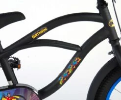 Volare Batman Kinderfiets - Jongens - 16 Inch - Zwart/Blauw - 95% Afgemonteerd -Fietsuitrustings Winkel 1200x990 3