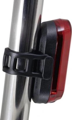 Sigma Sport AURA 30 Fietsverlichting Set - Led Koplamp 30 Lux - CURVE Achterlicht - Inclusief Batterijen 28 Sigma Sport AURA 30 Fietsverlichting Set - Led Koplamp 30 Lux - CURVE Achterlicht - Inclusief Batterijen -Fietsuitrustings Winkel 724x1200 2