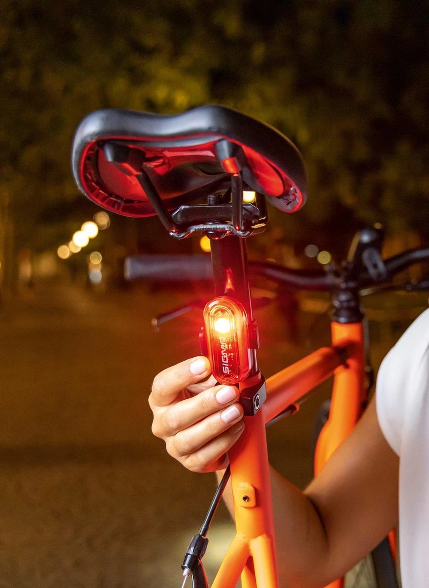 Sigma Sport AURA 30 Fietsverlichting Set - Led Koplamp 30 Lux - CURVE Achterlicht - Inclusief Batterijen 7 Sigma Sport AURA 30 Fietsverlichting Set - Led Koplamp 30 Lux - CURVE Achterlicht - Inclusief Batterijen - Afbeelding 7